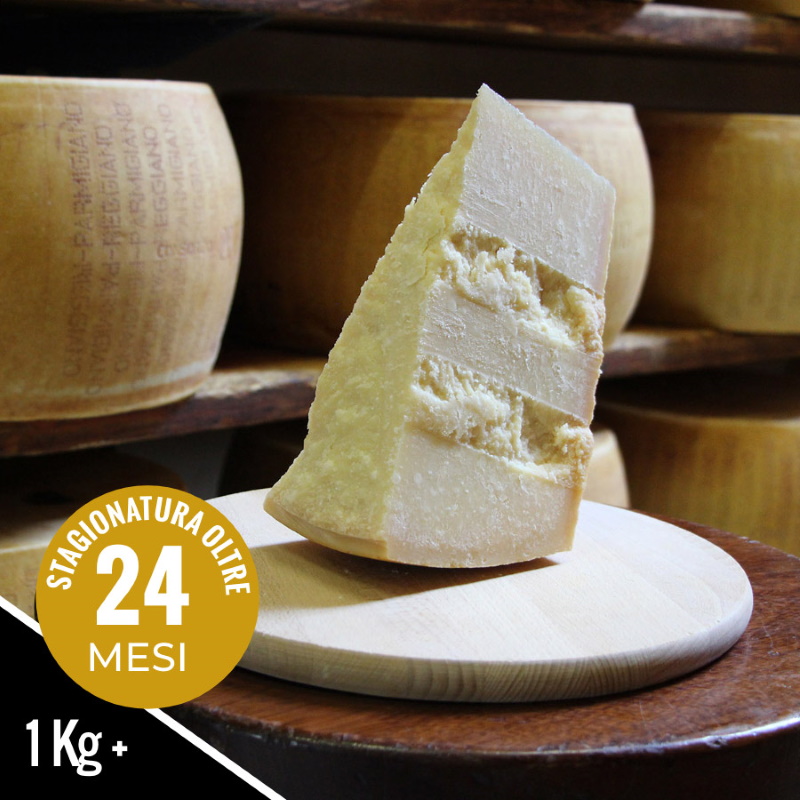 Parmigiano grattugiato o Grana Padano in una ciotola di ceramica